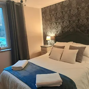 Bed & Breakfast Les Roches D'hotes, Servant